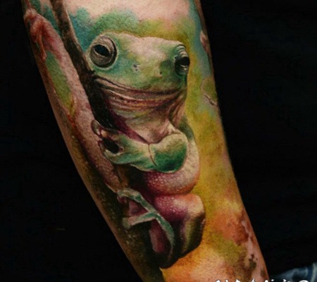 逼真可爱的青蛙彩色手臂纹身图案