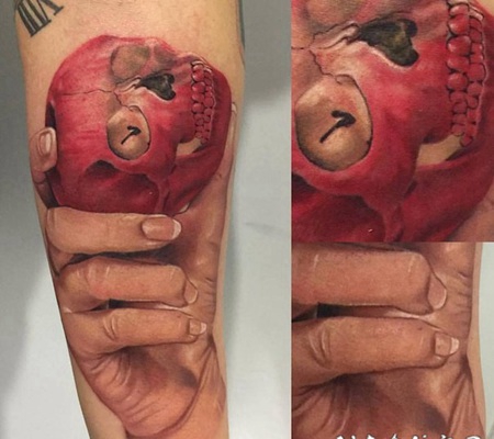 写实风格的彩色人手与骷髅手臂纹身图案