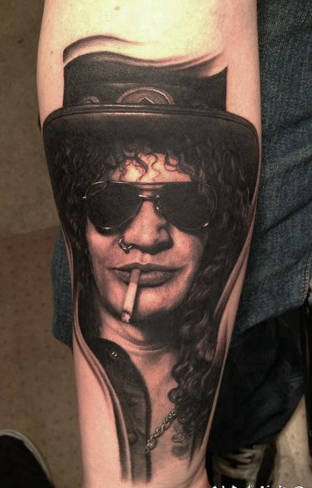 很酷的墨镜男肖像手臂纹身图案