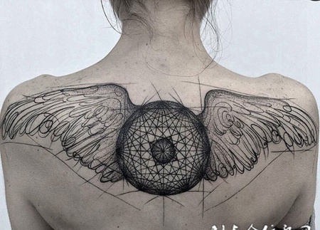 展翅高飞，后背几何图形与翅膀个性纹身