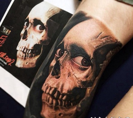 逼真的彩色骷髅与眼睛手臂纹身图案