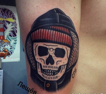 old school彩色骷髅与头巾手臂纹身图案