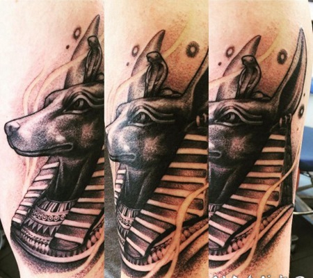 点刺风格的古埃及神阿努比斯手臂纹身图案