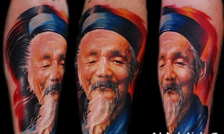写实风格的亚洲老人肖像手臂纹身图案