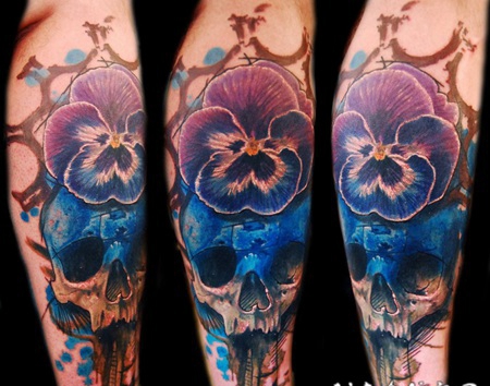 新传统风格的彩色骷髅和蝴蝶兰手臂纹身图案