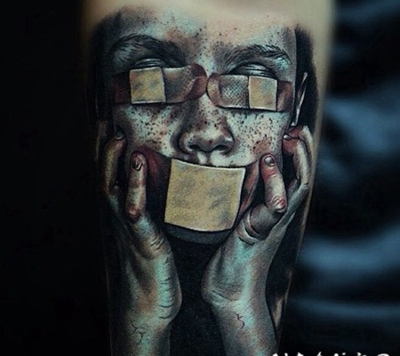 写实风格绷带和小孩肖像彩色手臂纹身图案