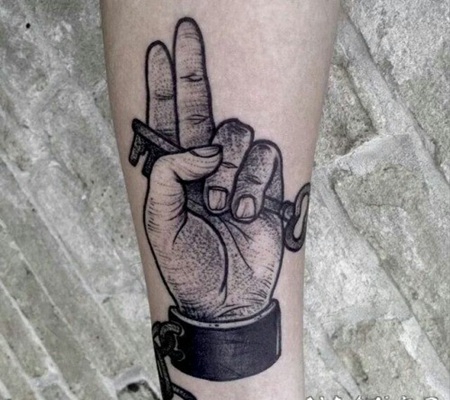 雕刻风格黑色点刺人手持钥匙手臂纹身图案