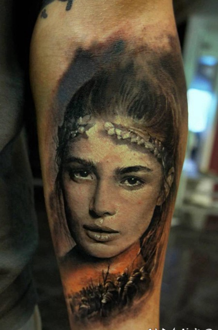 美丽的女性肖像与战士手臂纹身图案