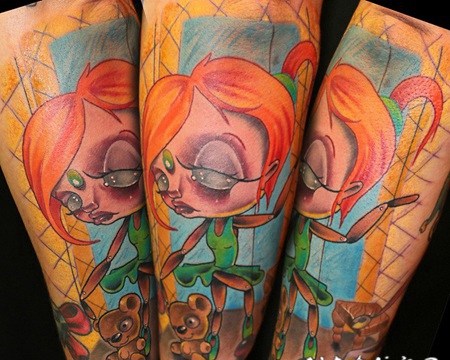 卡通风格彩色女孩与玩具手臂纹身图案