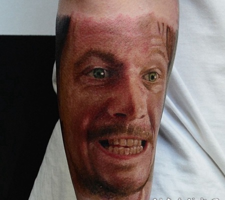 彩色男子肖像个性手臂纹身图案