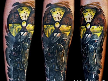 可怕的潜行者和防毒面具彩绘手臂纹身图案