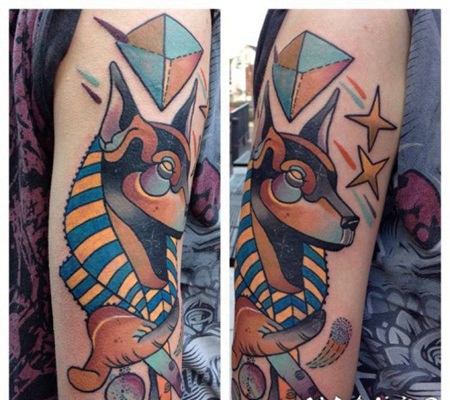 new school彩色埃及神阿努比斯和星星手臂纹身图案