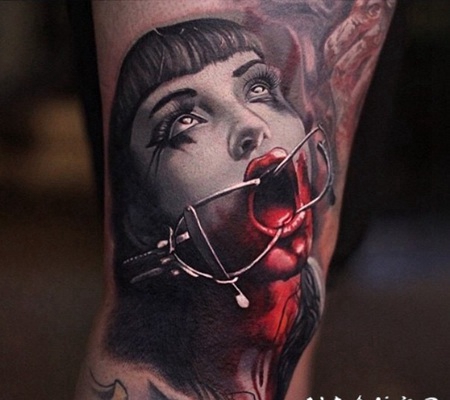 彩色恐怖风格的血腥女性肖像手臂纹身图案