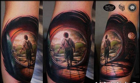 插画风格彩色小霍比特人手臂纹身图案