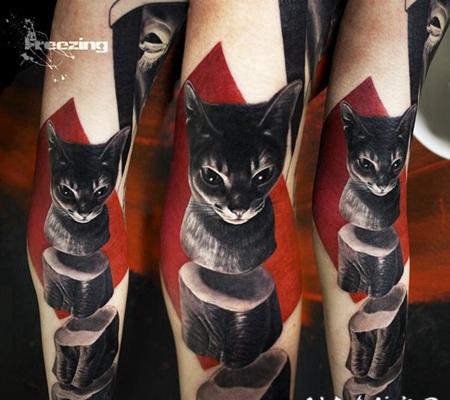 彩色有趣的石猫雕像手臂纹身图案