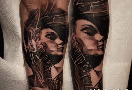 黑灰风格的女性雕塑手臂纹身图案