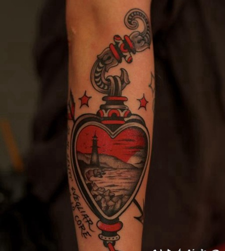 有趣的心形灯塔字母彩色手臂纹身图案