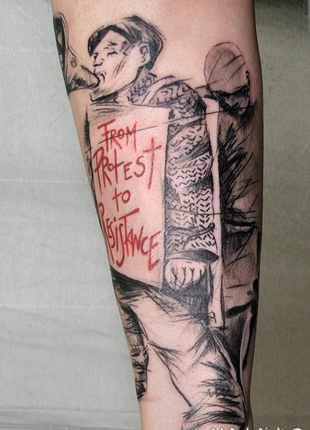 插画风格色的男性与字母手臂纹身图案