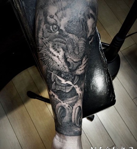 虎口獠牙，手臂老虎纹身图案