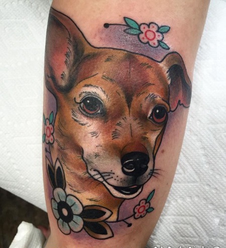 彩色可爱的狗与花朵手臂纹身图案