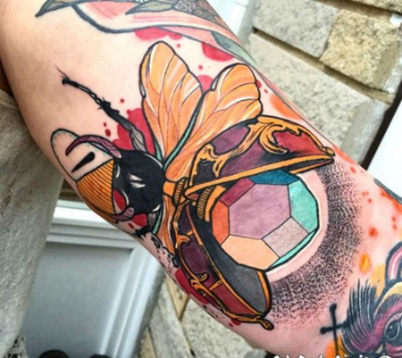 手臂彩色的昆虫和石头纹身图案
