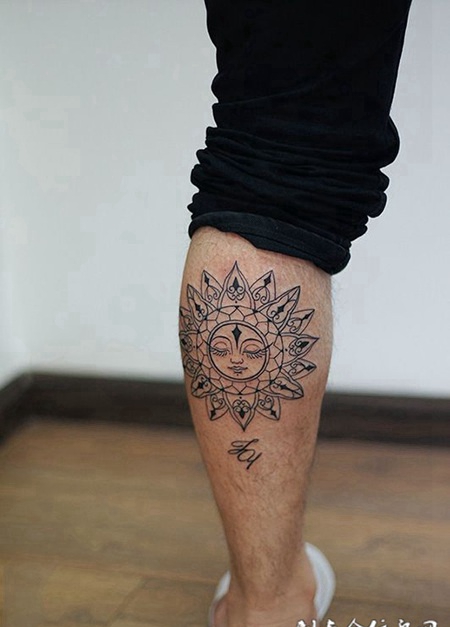 太阳之神，小腿太阳图腾个性纹身