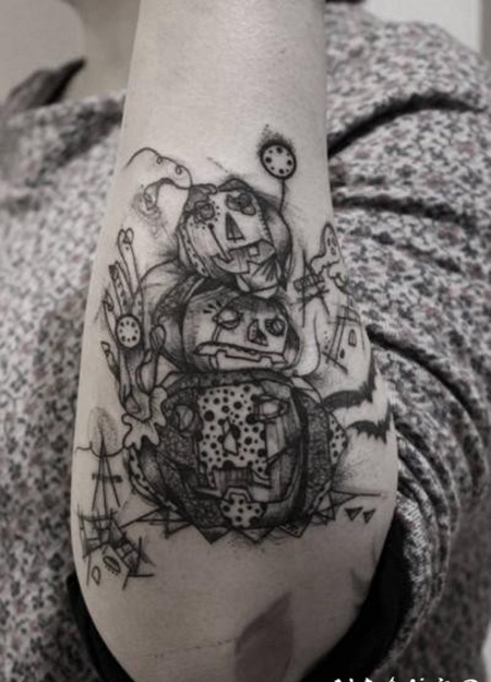 素描风格的黑色怪物南瓜手臂纹身图案