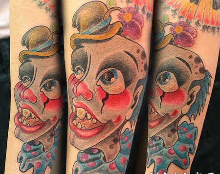卡通风格彩色怪物小丑手臂纹身图案