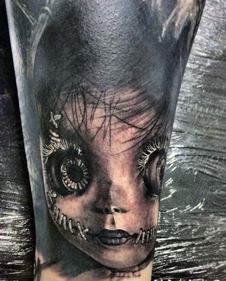 写实风格令人毛骨悚然的娃娃脸手臂纹身图案