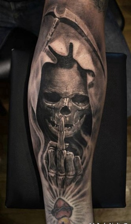 黑灰风格的圣心和死亡骷髅手臂纹身图案