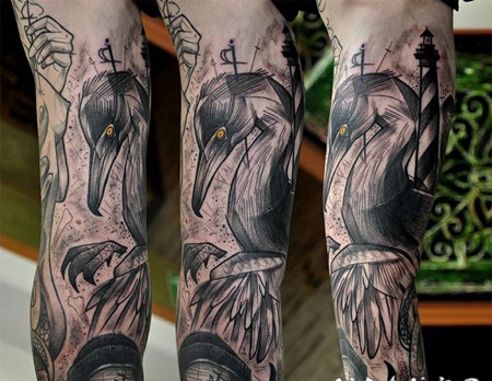 手臂彩色的神秘鸟与饰品纹身图案