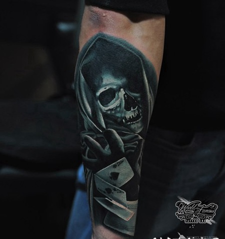 插画风格彩色骷髅和扑克牌手臂纹身图案