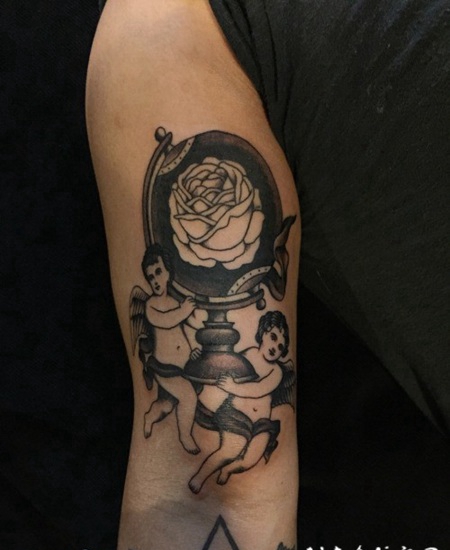 手臂有趣的黑色天使地球仪与玫瑰纹身图案