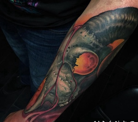 新风格的彩色山羊头骨与血液手臂纹身图案