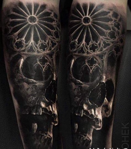手臂中世纪风格骷髅与装饰纹身图案