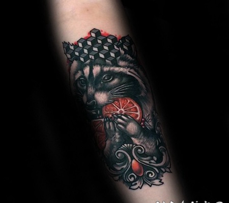 新传统风格的彩色浣熊和橙子手臂纹身图案