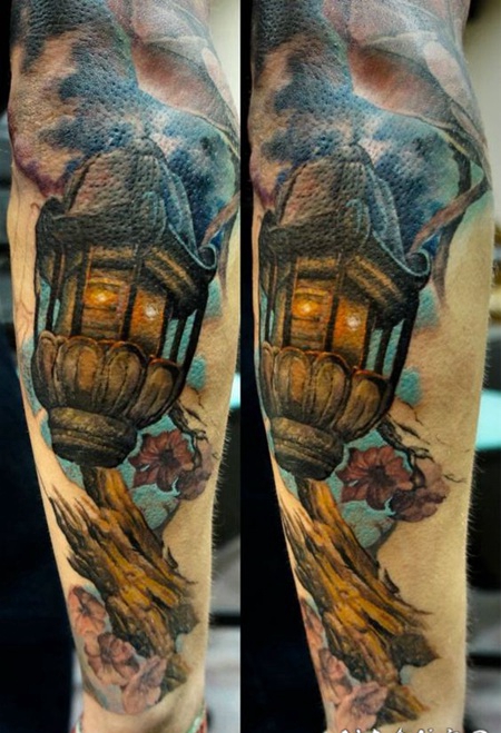 令人印象深刻的灯与树枝彩色手臂纹身图案