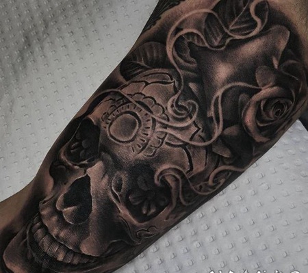 黑灰风格骷髅与玫瑰装饰手臂纹身图案