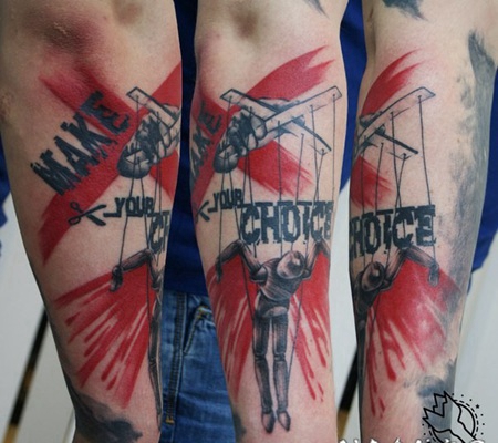 手臂彩色提线木偶与字母个性纹身图案