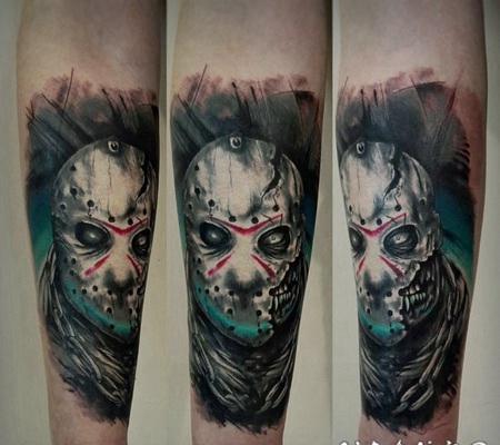 手臂彩色的怪物脸纹身图案