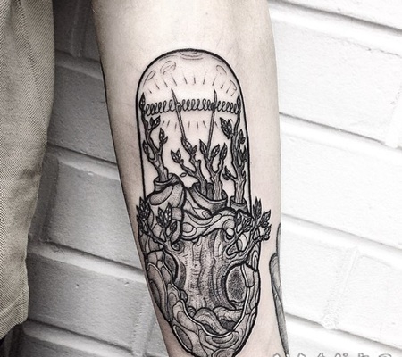 雕刻风格黑色心脏与树枝手臂纹身图案