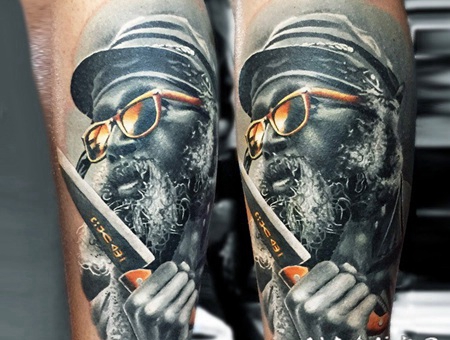 new school男性肖像与黄金眼镜和刀彩色手臂纹身图案