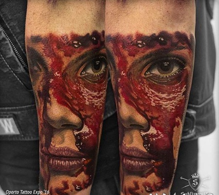 彩色血腥的女人肖像手臂纹身图案