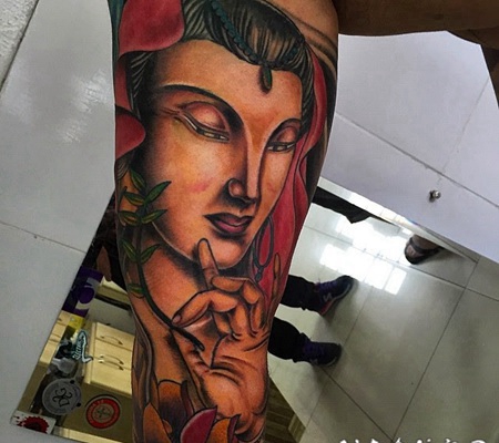 插画风格彩色如来佛祖雕像与花朵手臂纹身图案