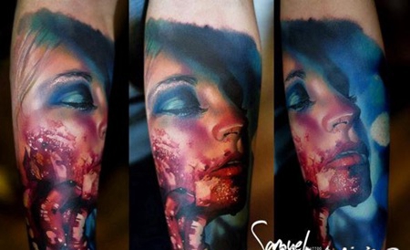 彩色恐怖风格的血腥女人手臂纹身图案