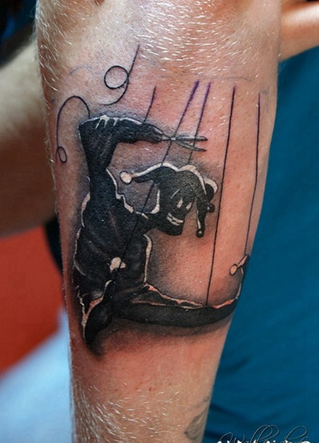 卡通风格的黑色怪物小丑手臂纹身图案