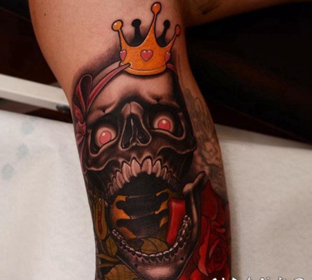 手臂彩色可怕的骷髅与皇冠和玫瑰纹身图案