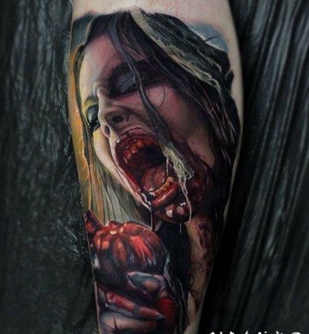 彩色恐怖风格血腥女人与心脏手臂纹身图案