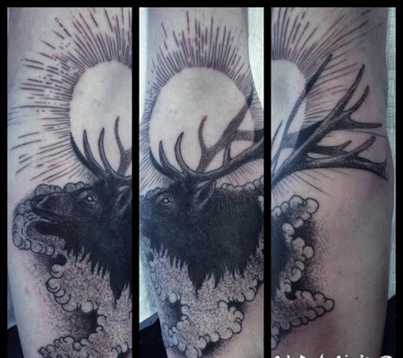雕刻风格黑色麋鹿与太阳手臂纹身图案