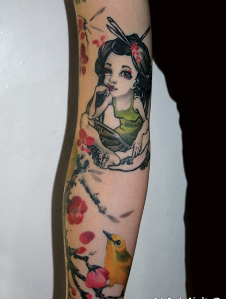 手臂彩色小女孩花朵和小鸟纹身图案
